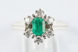 Ring,  WG 590, 1 Smaragd im Treppenschliff, ca. 0.80 ct., 6 Brillanten zus. ca. 0.35 ct., ca. 4.31 