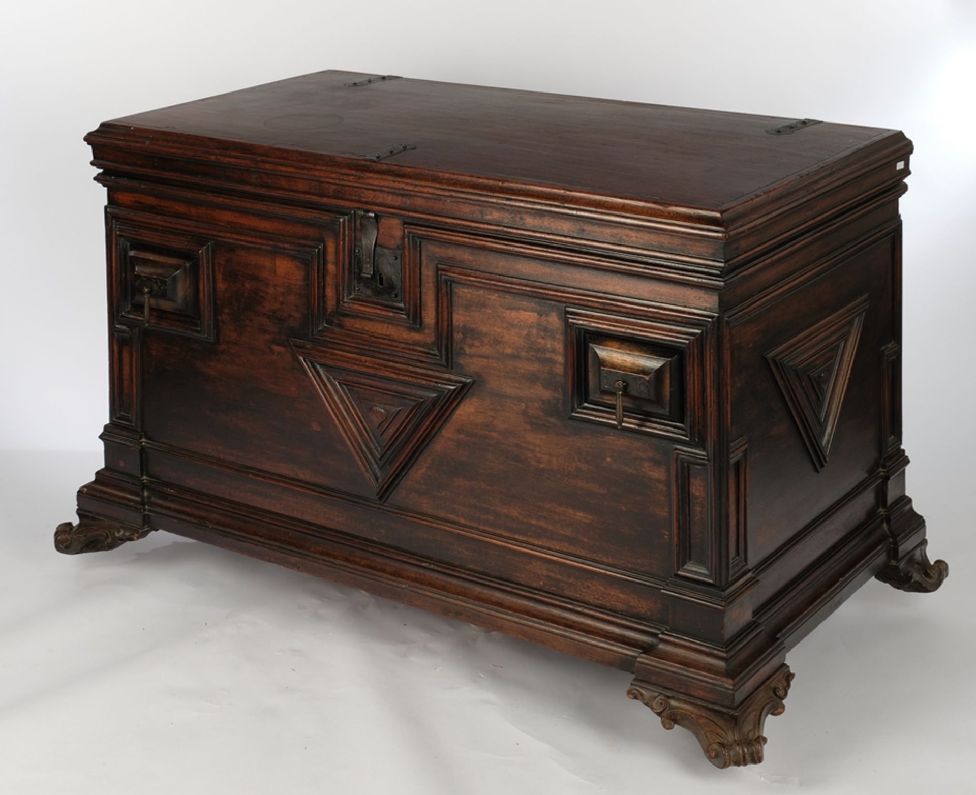 Baroque chest, Portugal/Brazil, 17th/18th century, reddish hardwood, rectangular body with flat lid