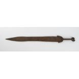 Kurzschwert, "Gladius", zweischneidige Klinge und Heft aus Eisen, 76.5 cm hoch, korrodiert, Alterss