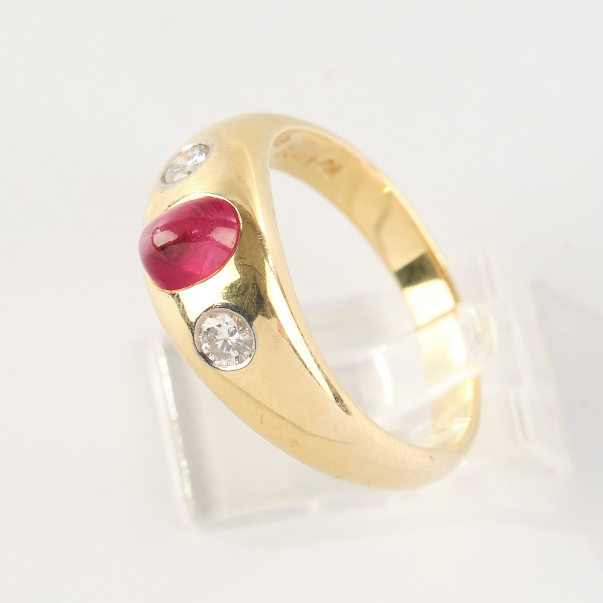 Ring, GG 750, Rubin-Cabochon, 2 Brillanten zus. ca. 0.20 ct., etwa tw,/if Juwelier Richarz, 6.88 g, - Bild 2 aus 3