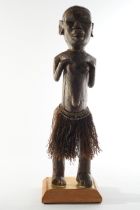 Figur, weiblich, Yoruba, Nigeria, Afrika, womöglich 19. Jh., Holz, braun patiniert, stehend, Perlen