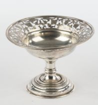 Aufsatzschale, Silber 13-lötig, Wien, 1840, Meistermarke CJ, getreppter Fuß, gemuldete Kuppa, durch