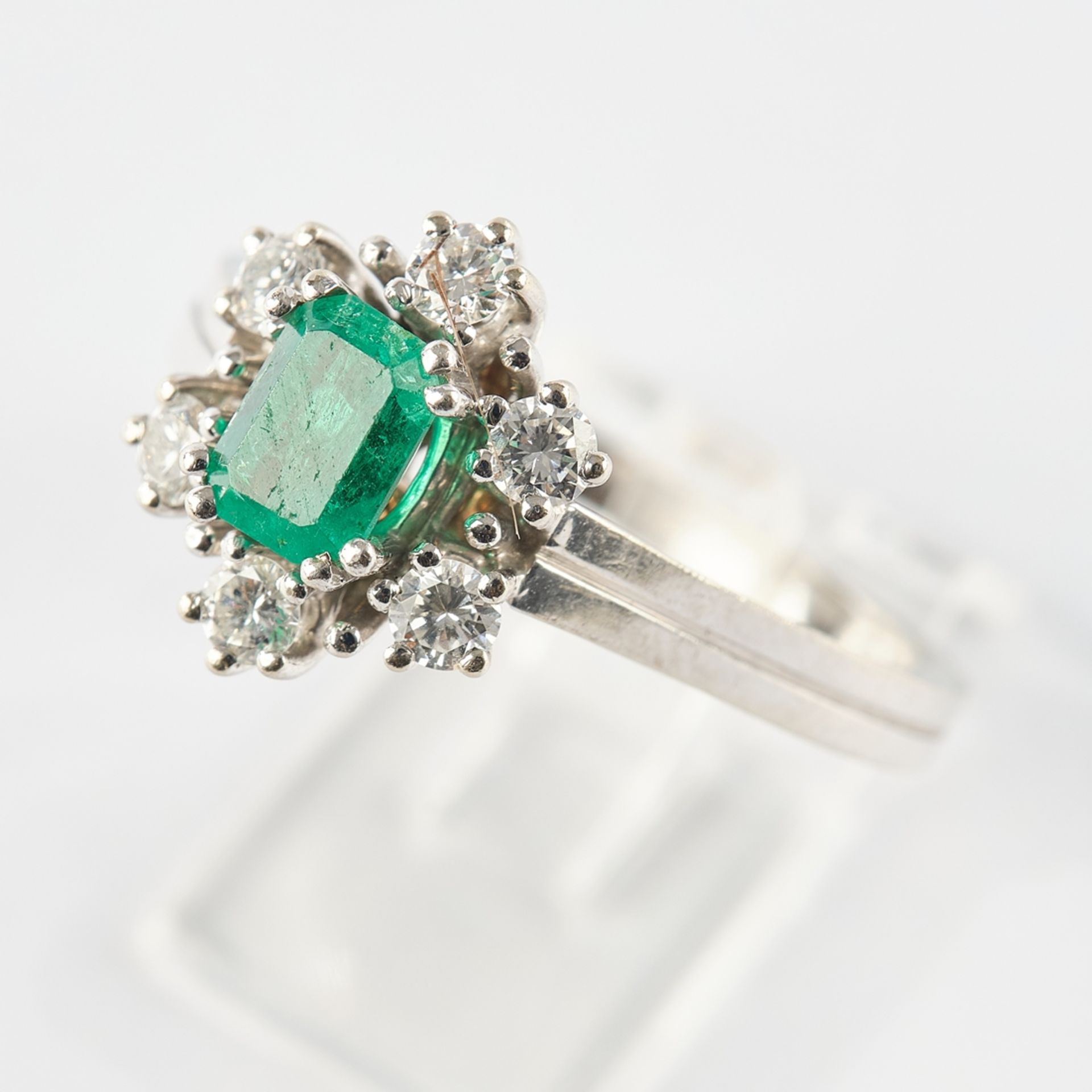 Ring,  WG 590, 1 Smaragd im Treppenschliff, ca. 0.80 ct., 6 Brillanten zus. ca. 0.35 ct., ca. 4.31  - Bild 2 aus 3