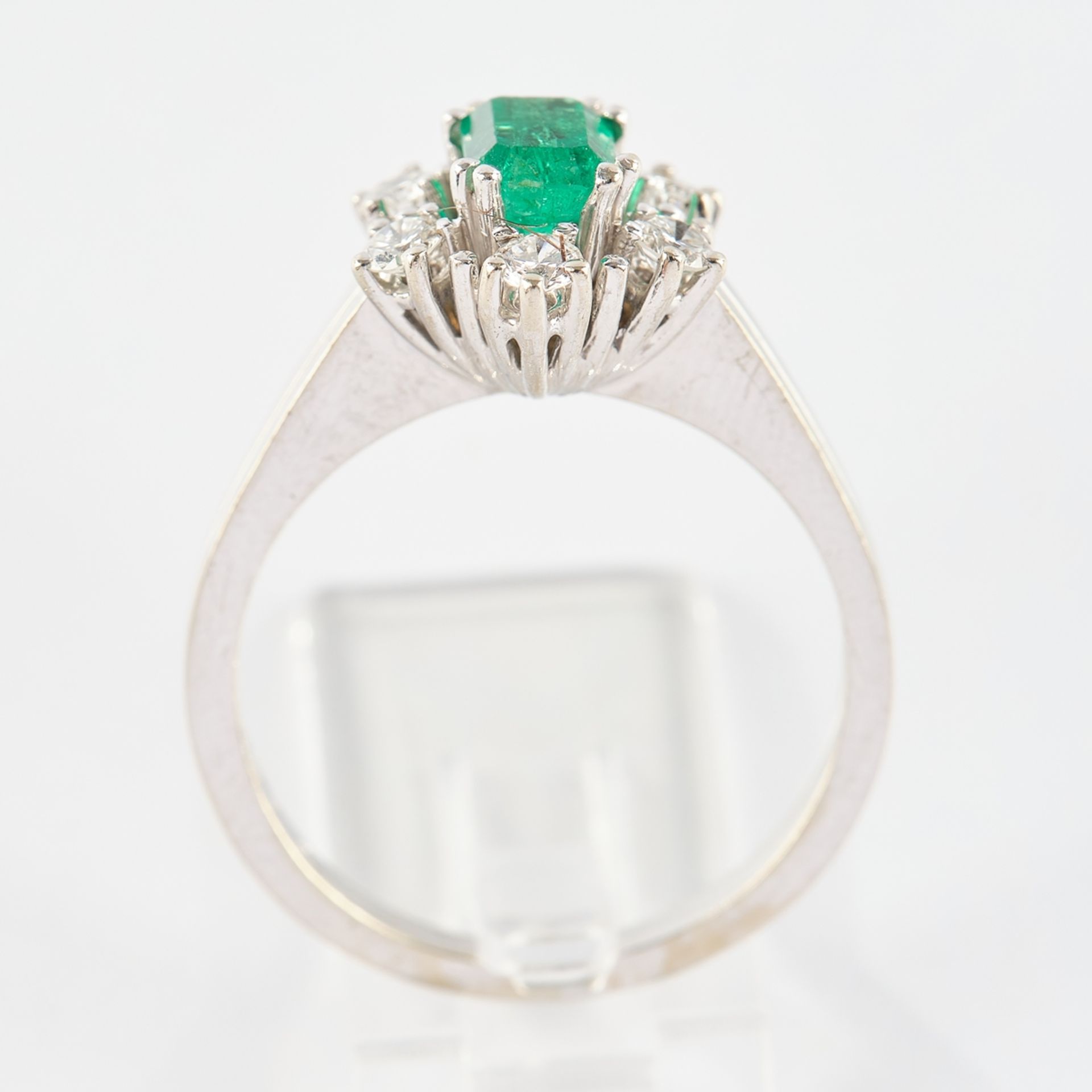 Ring,  WG 590, 1 Smaragd im Treppenschliff, ca. 0.80 ct., 6 Brillanten zus. ca. 0.35 ct., ca. 4.31  - Bild 3 aus 3