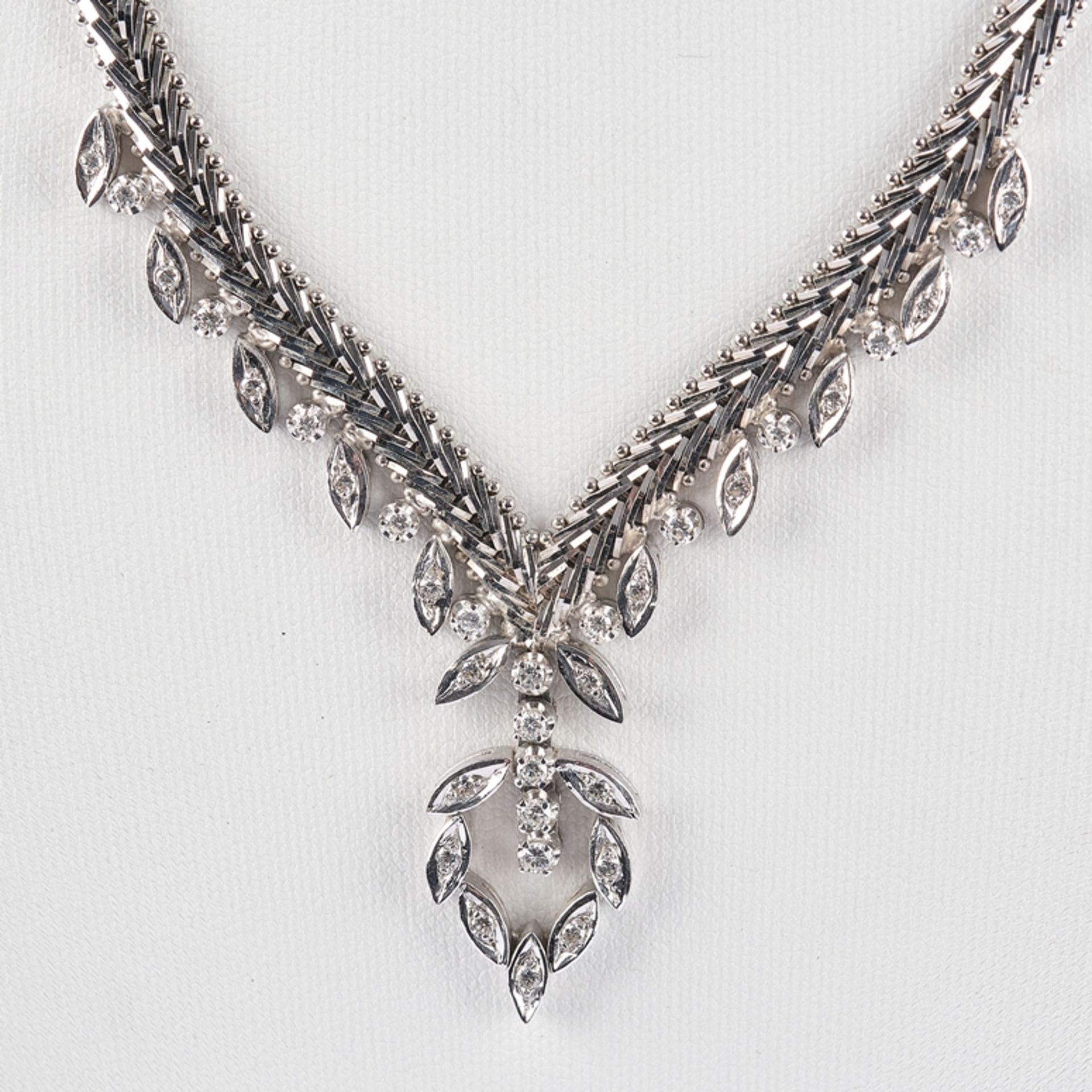 Collier, WG 585, 34 Brillanten zus. ca. 0.90 ct., ca. 43.25 g, ca. 42 cm lang - Bild 2 aus 3