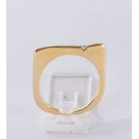 Ring, GG 750, mit eckiger Schauseite, 1 Brillant ca. 0.03 ct., 4.5 g, RM 52.5