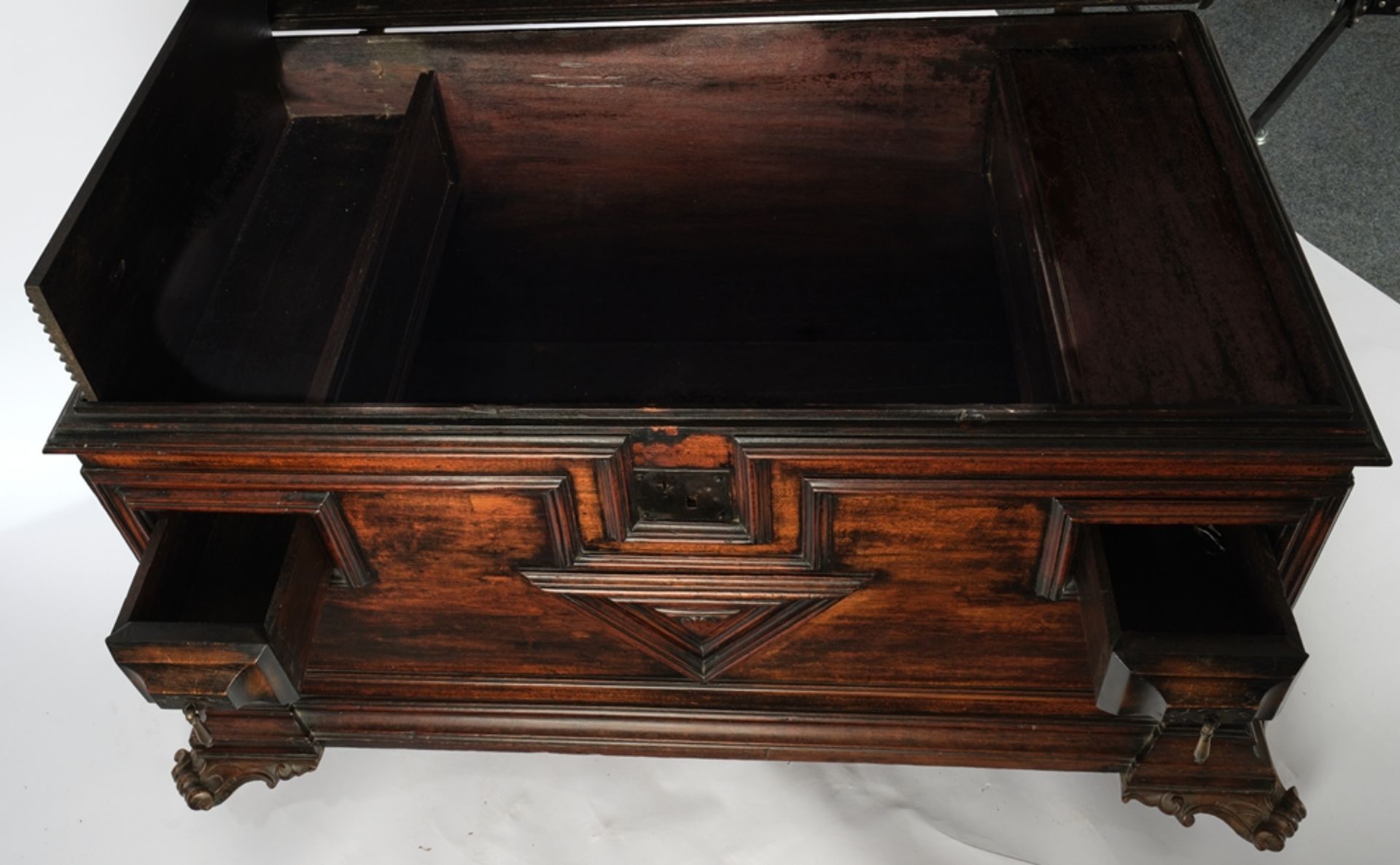 Baroque chest, Portugal/Brazil, 17th/18th century, reddish hardwood, rectangular body with flat lid - Image 3 of 7