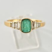 Ring, GG 750, Smaragd, 8 Diamanten im Baguetteschliff, ca. 3.10 g, RM 56