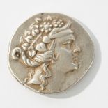 Wohl Tetradrachme, wohl Kopf des Dionysos mit Efeukranz, verso Herakles mit Keule und Löwenfell, ca