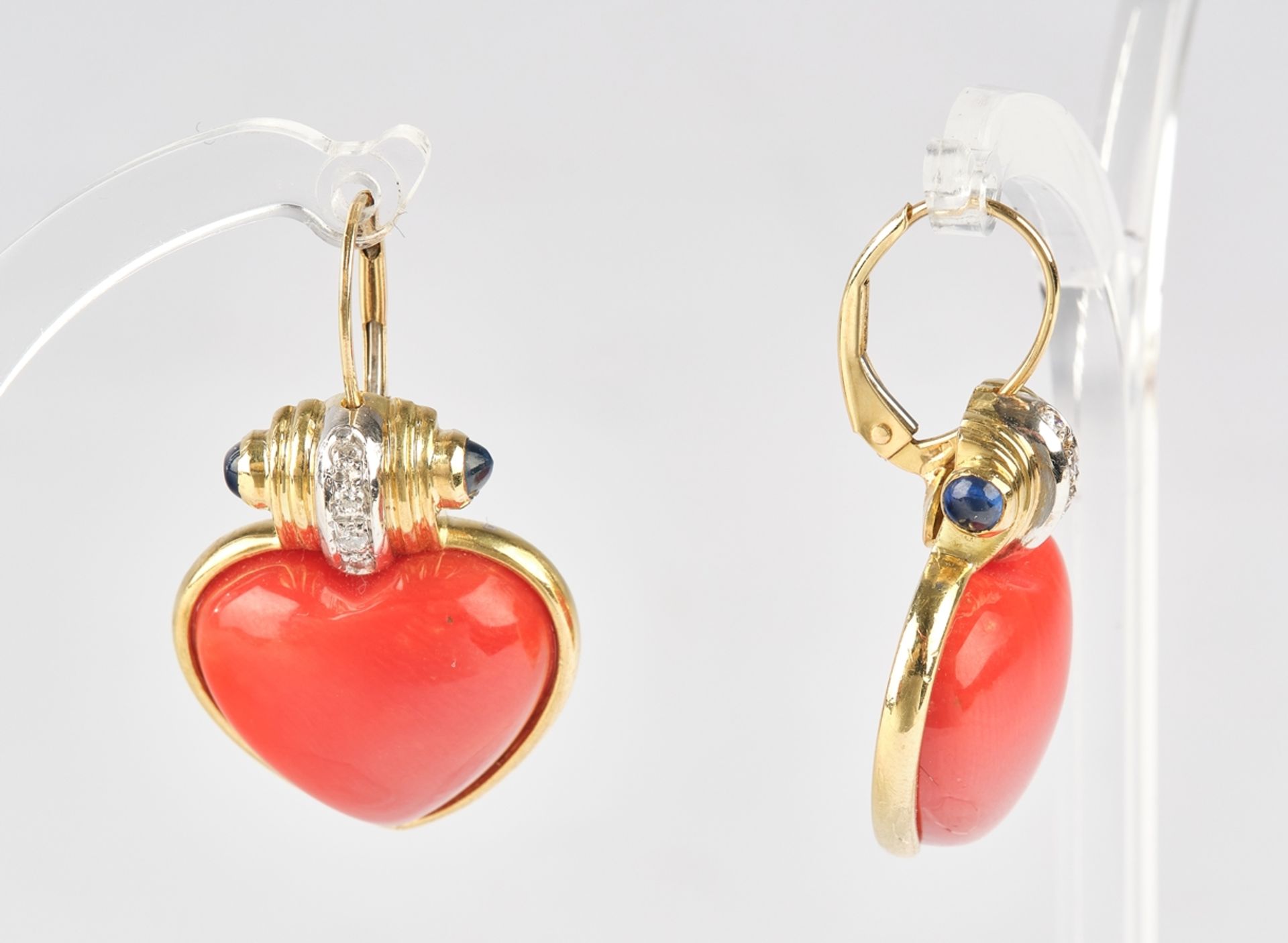 Pair of earrings, GG 750, 2 heart-shaped coral buttons, 4 small sapphire cabochons totalling ca. 0. - Image 2 of 2