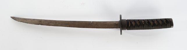 Tanto, Japan, 19. Jh., Klinge aus Eisen, Griff mit Rochenhaut und Paar Menuki, Tsuba, 55 cm hoch, A