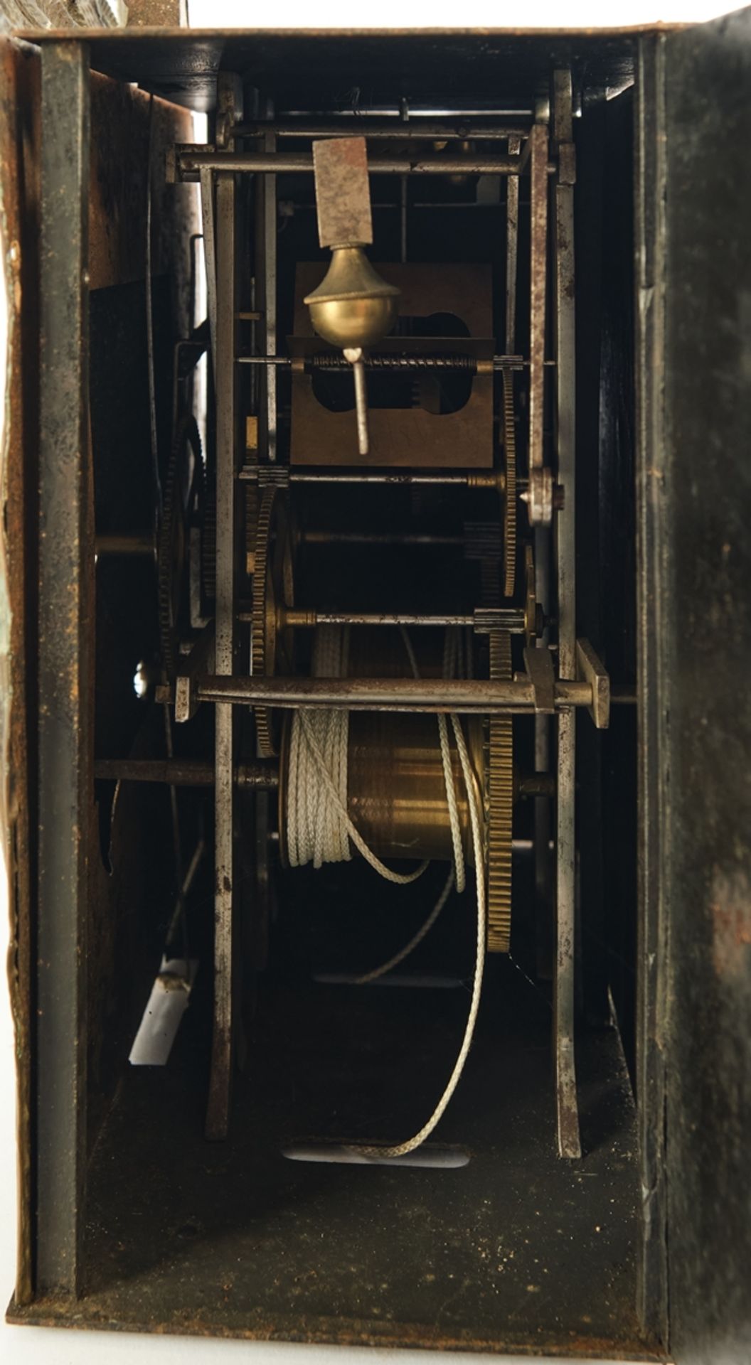 Comtoise, Frankreich, 19. Jh., Eisengehäuse, schauseitig geprägtes Messingblech, weißes Emailziffer - Bild 2 aus 2