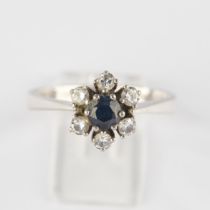 Saphir-Brillant-Ring, WG 750, 6 Brillanten zus. ca. 0.30 ct., 1 runder facettierter Saphir, 4.5 g, 