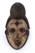 Tanzmaske, Puno, Gabun, Afrika, Holz, ovales, weißes Gesicht mit geschlitzten Augen und vollen Lipp