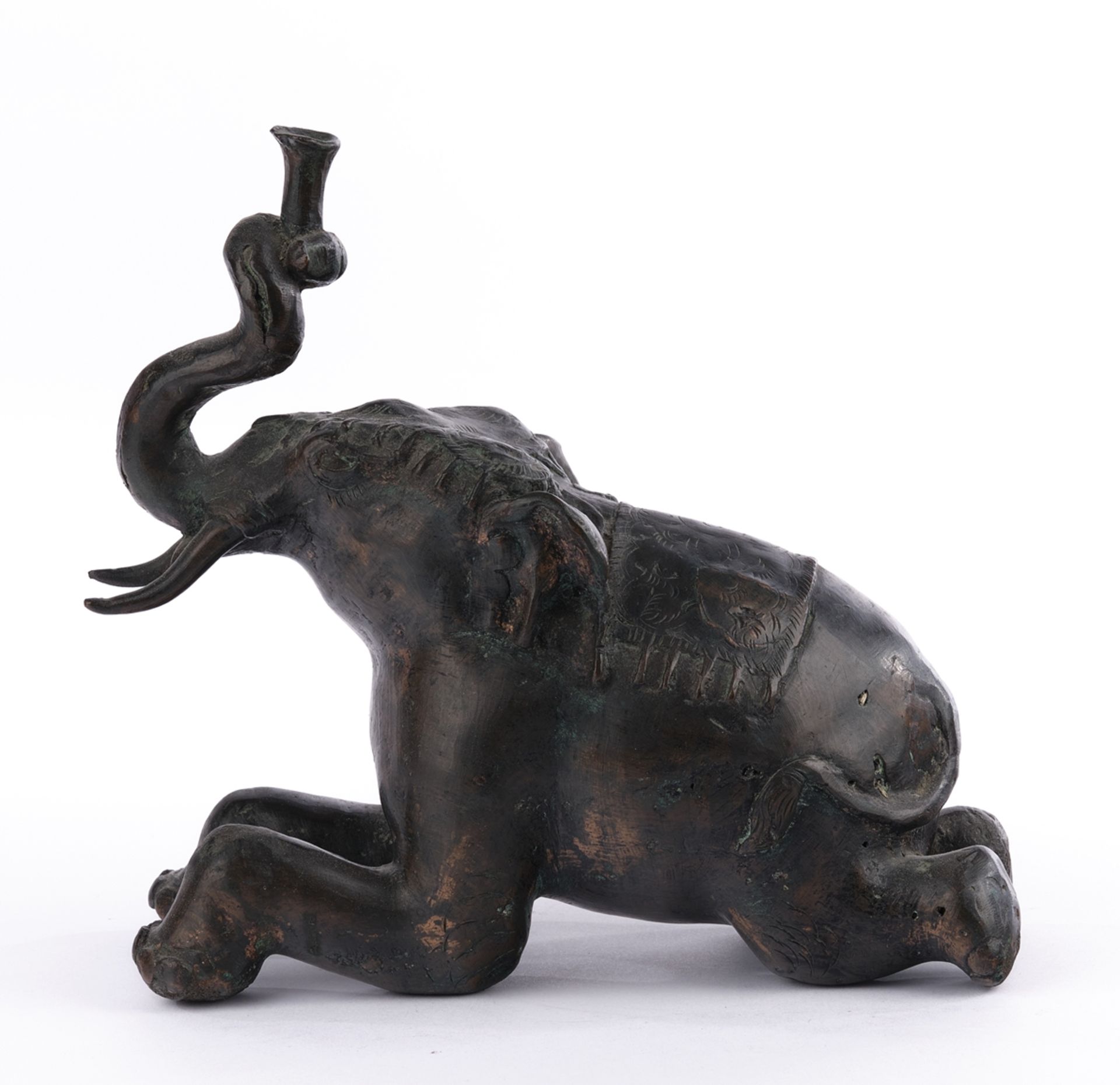 Skulptur, "Liegender Elefant", Indien, 20./21. Jh., Metall, dunkel patiniert, 22 cm hoch - Bild 3 aus 4