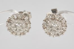 Paar Ohrstecker, WG 750, 50 Brillanten und Diamanten zus. ca. 0.74 ct., etwa w/si, 2.55 g