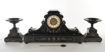Kaminuhr mit Paar Beistellern, Frankreich, um 1880, schwarzer Marmor, von Schwüngen flankiertes Uhr