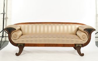 Sofa, Empire, um 1810/20, Mahagoni, Fadeneinlagen, vasenförmige Armlehnen schauseitig mit geschnitz