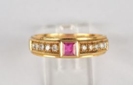 Ring, GG 750, Rubin-Carrée ca. 0.02 ct., 10 Brillanten zus. ca. 0.10 ct., 4.41 g, RM 52