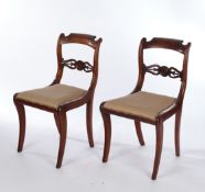 Paar Stühle, Mitte 19. Jh., Mahagoni, Säbelbeine, durchbrochen geschnitztes Lehndekor, H. 87 cm, ei
