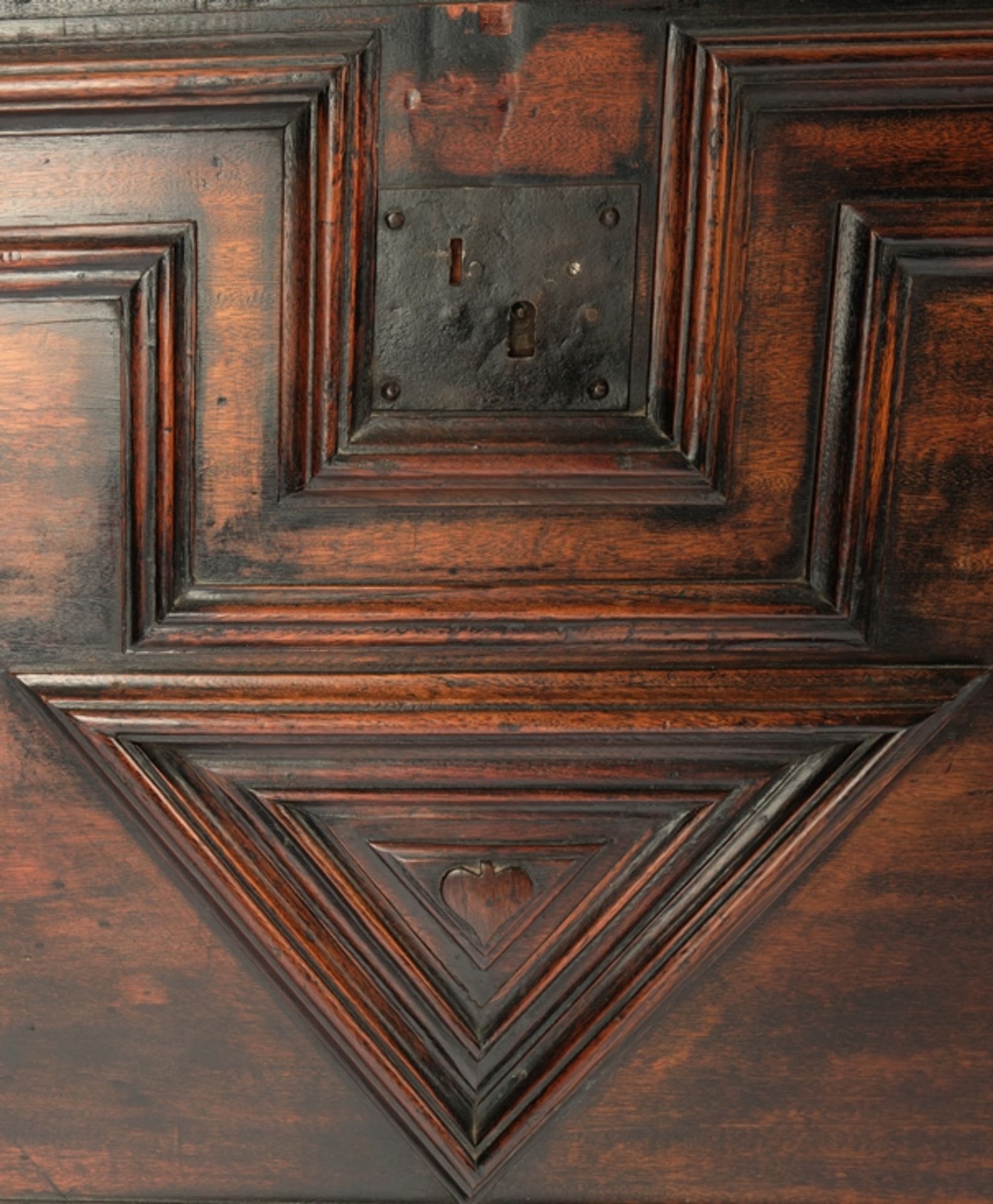 Baroque chest, Portugal/Brazil, 17th/18th century, reddish hardwood, rectangular body with flat lid - Image 4 of 7