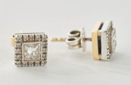 Paar Ohrstecker, WG/GG 750, 2 Diamanten zus. ca. 0.60 ct., Prinzessschliff, 32 kleine Brillanten zu