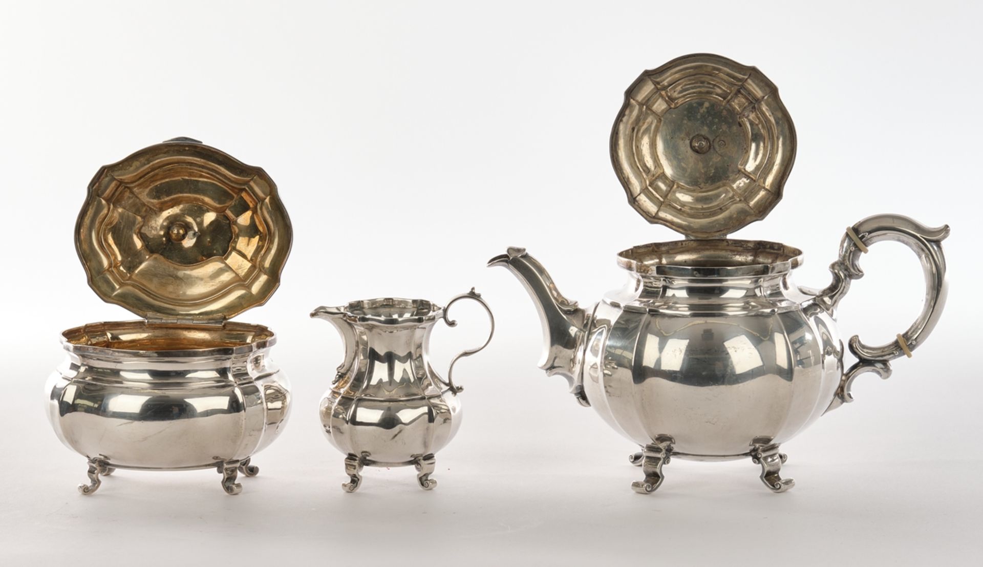 Teekanne, Sahnegießer, Zuckerdose, Silber 800, Koch & Bergfeld, gebauchte Gefäße von vertikalen Züg - Bild 2 aus 3