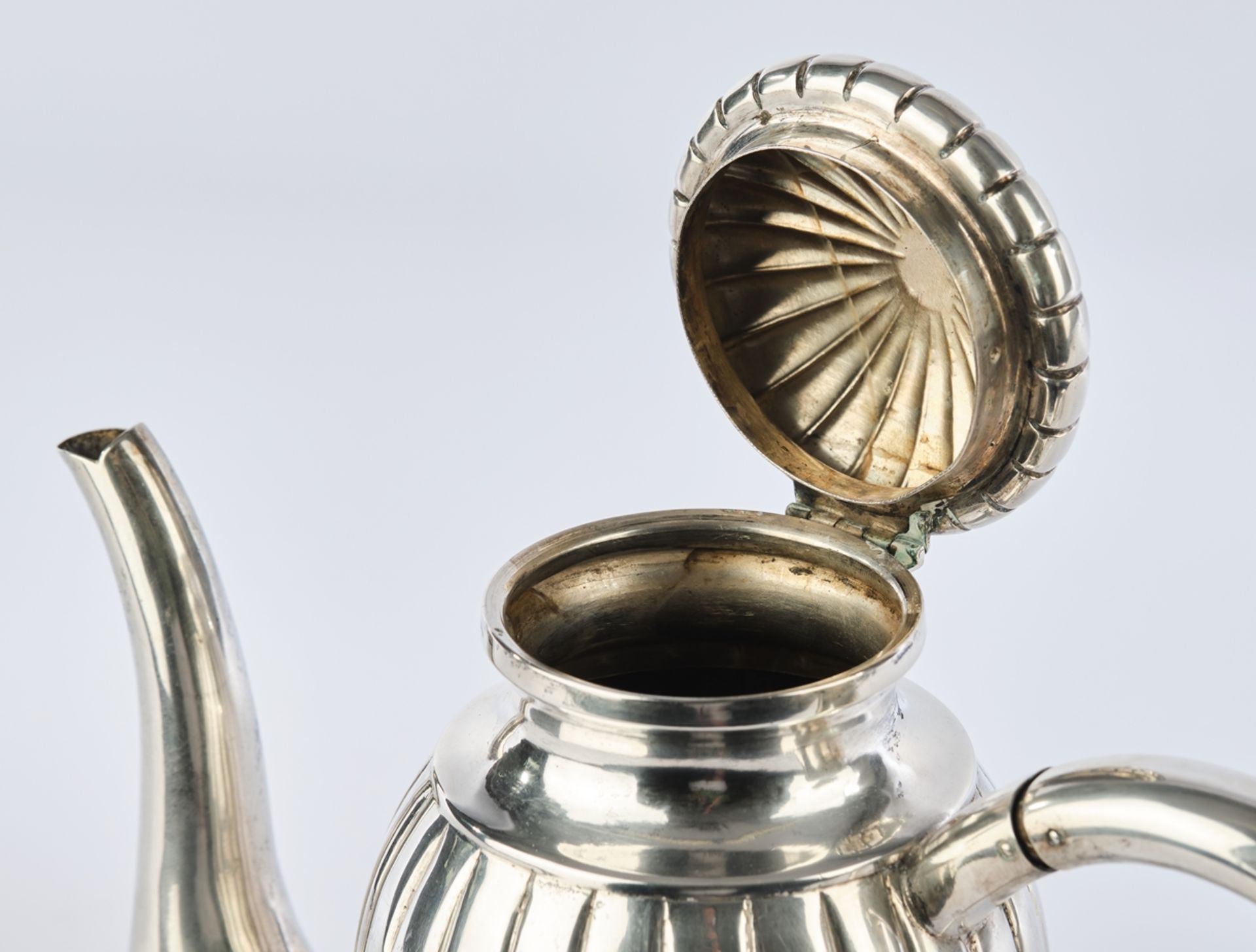 Kaffeekanne, Silber 800, Polen, 1920-1963, ovoider Korpus, Rillendekor, geschwungener Ausguss, Ohre - Bild 3 aus 4