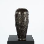 Balustervase, Japan, 19. Jh., Bronze, braun patiniert, Drachendekor, 30 cm hoch, stark beschädigt, 