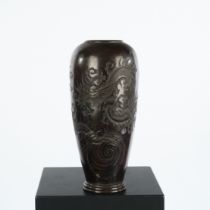 Balustervase, Japan, 19. Jh., Bronze, braun patiniert, Drachendekor, 30 cm hoch, stark beschädigt,