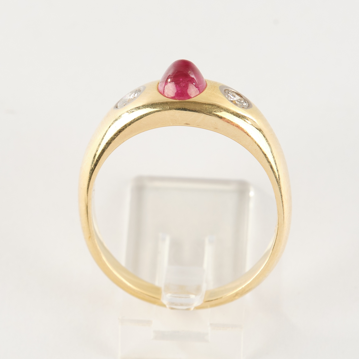 Ring, GG 750, ruby cabochon, 2 brilliant-cut diamonds totalling ca. 0.20 ct, ca. tw,/if Juwelier Ri - Image 3 of 3