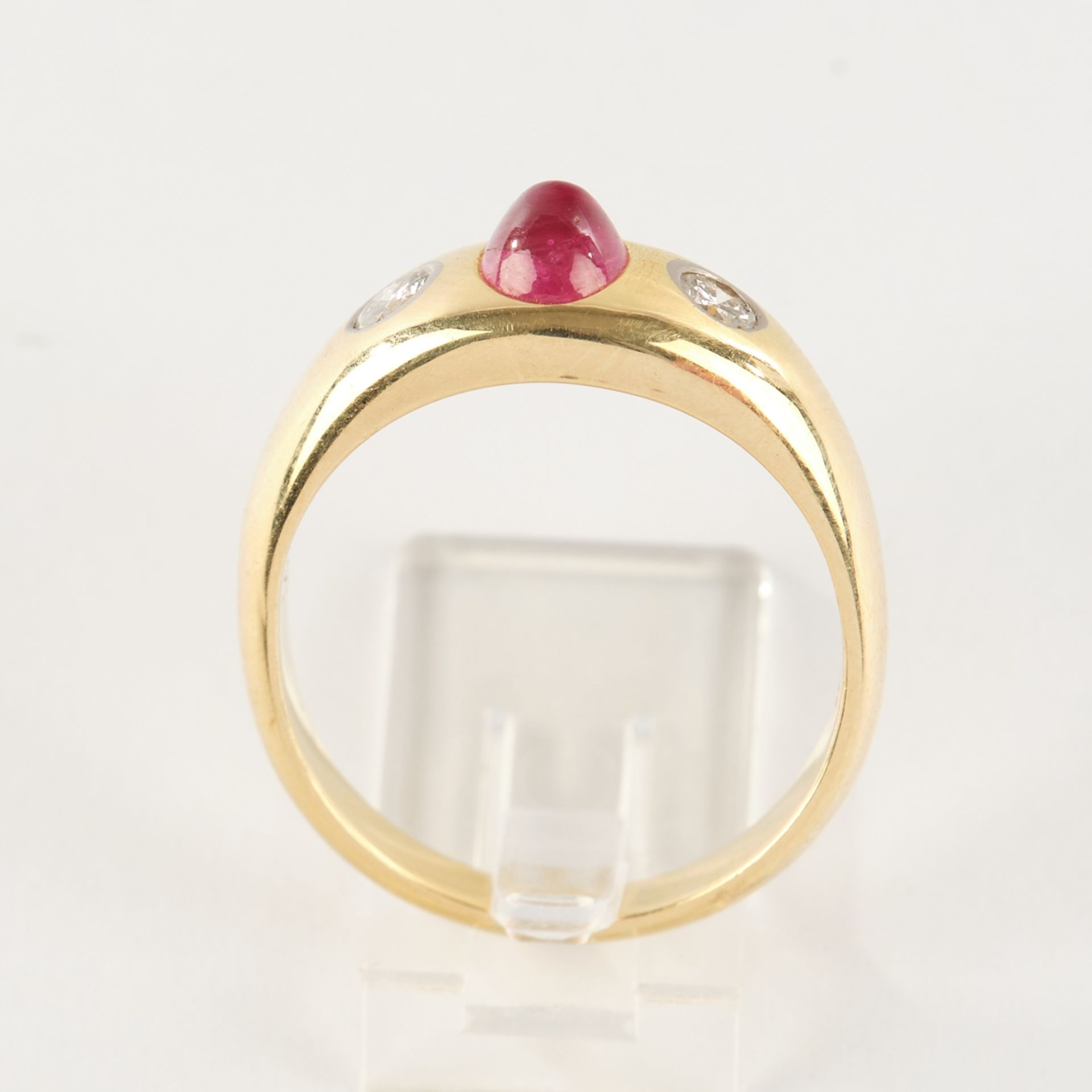 Ring, GG 750, Rubin-Cabochon, 2 Brillanten zus. ca. 0.20 ct., etwa tw,/if Juwelier Richarz, 6.88 g, - Bild 3 aus 3