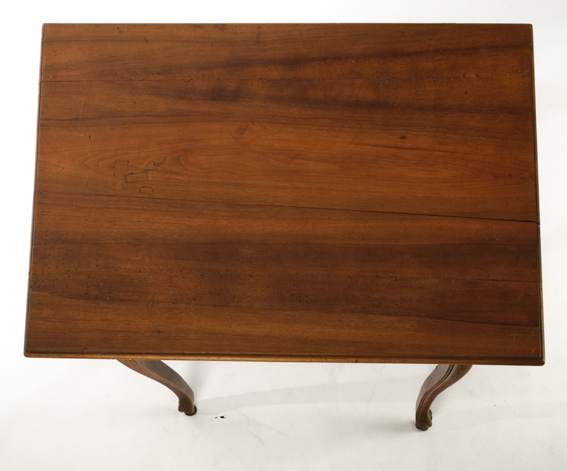 Tisch, Barock, 18. Jh., Nussbaum massiv, rechteckige Platte auf vier geschweifen Beinen, mehrfach g - Bild 2 aus 2