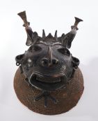 Tanzmaske, Bamileke, Kamerun, Afrika, Kupferbronze, schwarz patiniert, Raffiakorb, Kopfschmuck des 