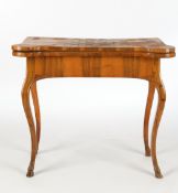 Spieltisch, um 1800, Nussbaum massiv und furniert, geschnitzte Platte mit Schachbrett-Marketerie au