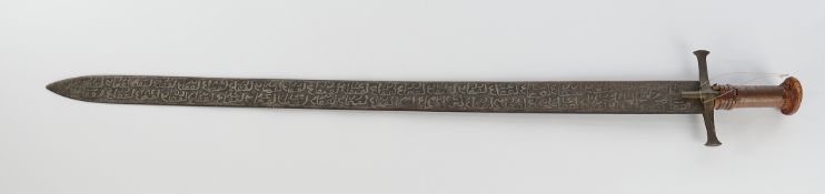 Langschwert, Persien, 19. Jh., zweischneidige Eisenklinge beidseitig mit arabischer Ätzung, Holzgri