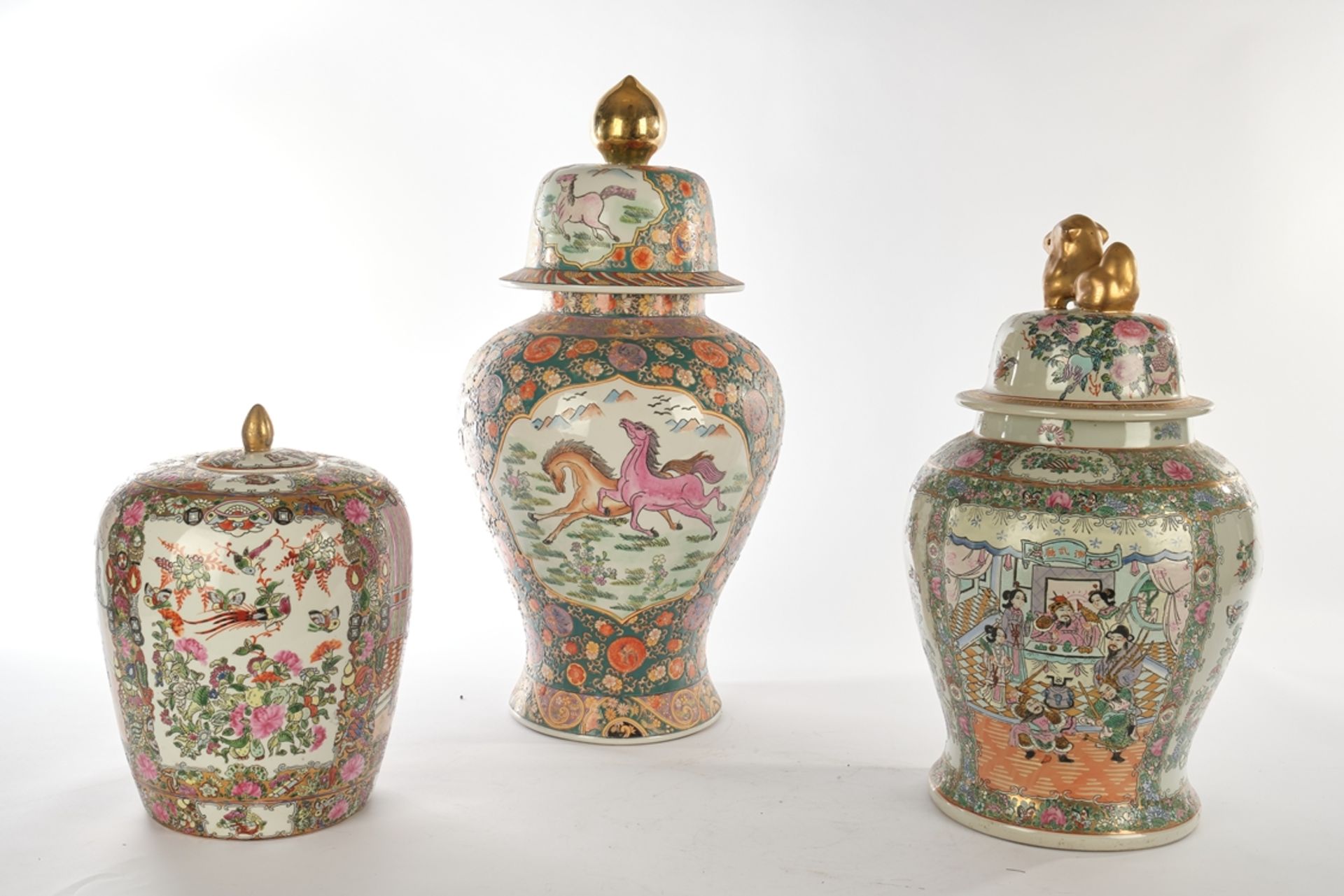 Convolute of 3 lidded vases, China, modern, porcelain, famille rose decorations, various, in Canton - Image 2 of 5