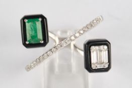 Ring, WG 750, 2 Onyx-Platten, 1 Smaragd ca. 0.40 ct., Brillanten und Diamanten zus. ca. 0.45 ct., e