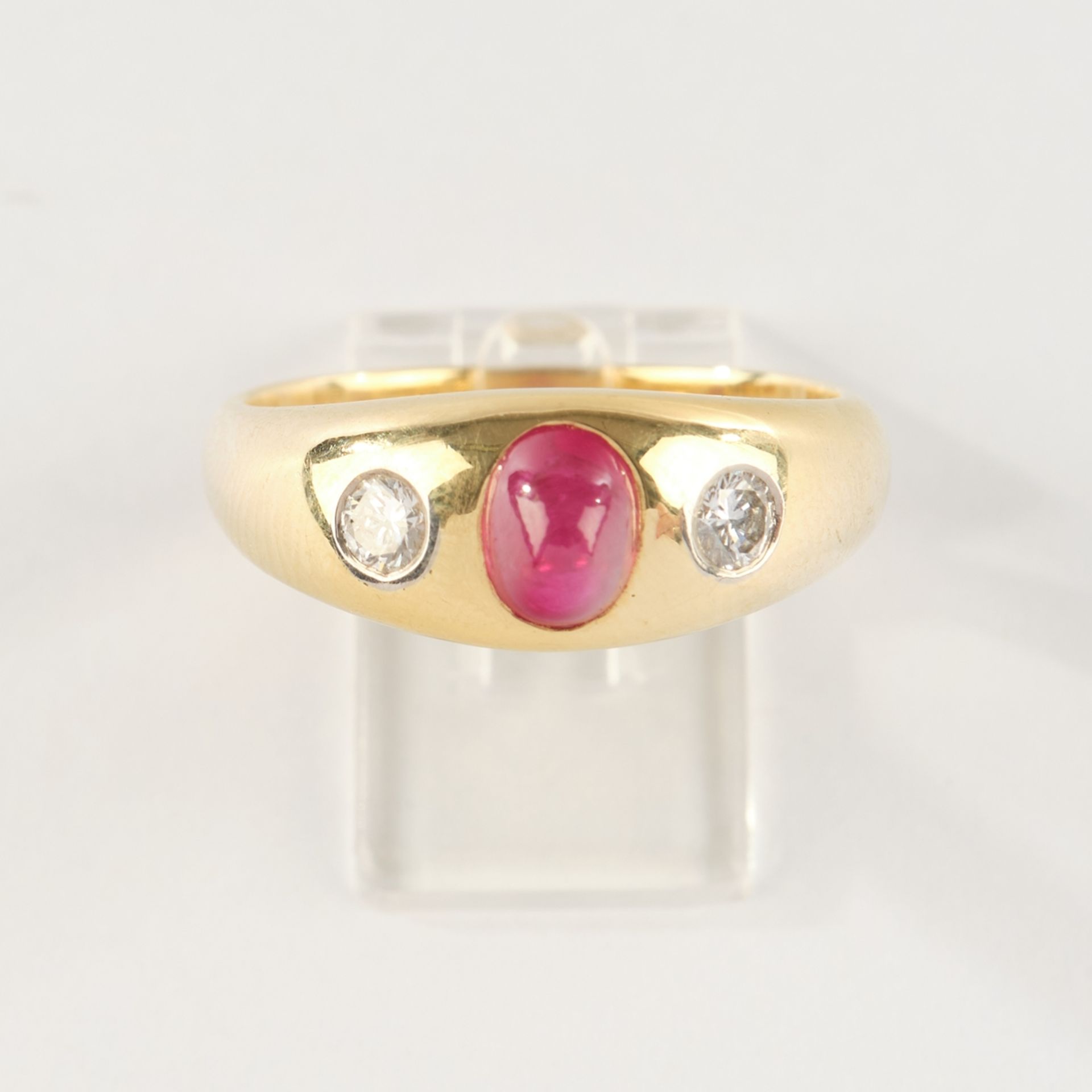 Ring, GG 750, Rubin-Cabochon, 2 Brillanten zus. ca. 0.20 ct., etwa tw,/if Juwelier Richarz, 6.88 g,