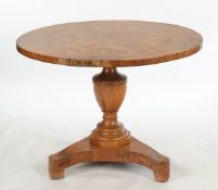Vasen-Tisch, 1. Hälfte 19. Jh., Nussbaum und Nussmaser furniert, runde Platte über vasenförmig gesc