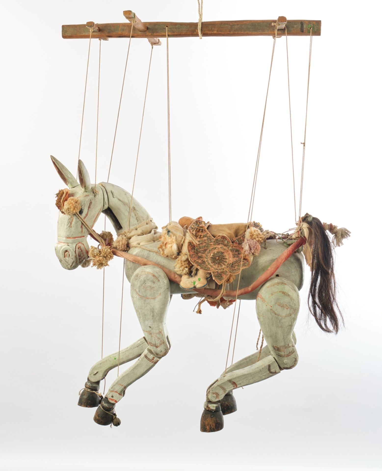 Marionette, "Pferd", Burma, 2. Hälfte 20. Jh., Holz, gefasst, Sattel aus Stoff, bestickt mit Brokat
