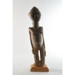 Figur, weiblich, Afrika, womöglich 19. Jh., Holz, stehend, Halsreif aus Metall, gesockelt, 57 cm bz