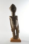 Figur, weiblich, Afrika, womöglich 19. Jh., Holz, stehend, Halsreif aus Metall, gesockelt, 57 cm bz