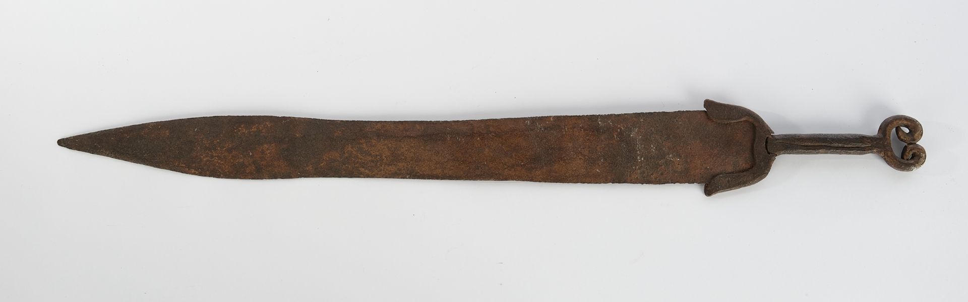 Kurzschwert, "Gladius", zweischneidige Klinge und Heft aus Eisen, 76.5 cm hoch, korrodiert, Alterss - Bild 2 aus 2