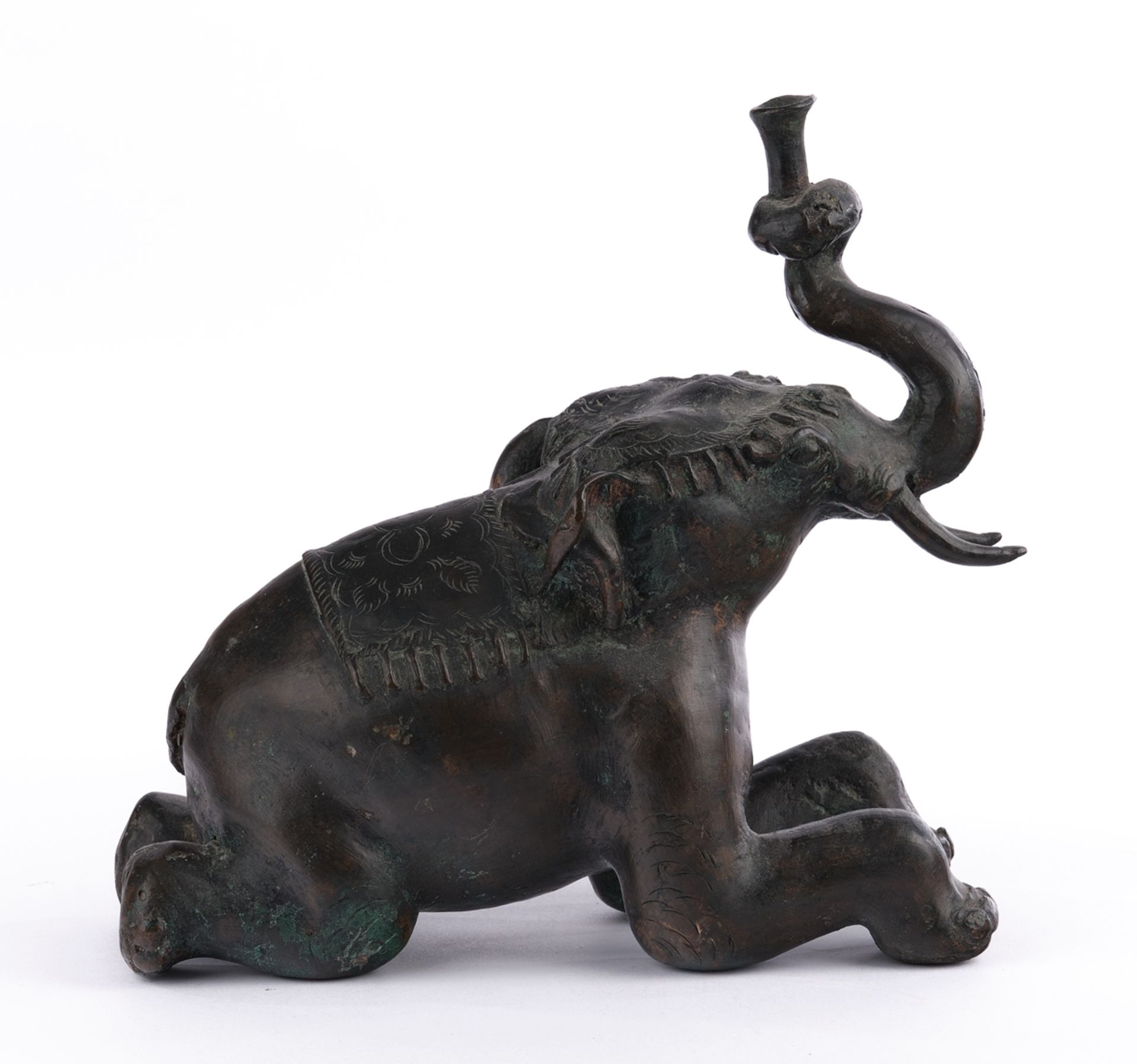 Sculpture, , "Reclining elephant", India, 20th/21st century, metal, dark patina, 22 cm high