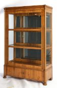 Vitrine, deutsch, um 1860/70, Nussbaum furniert, dreiseitig verglaster Korpus mit einer Tür sowie e