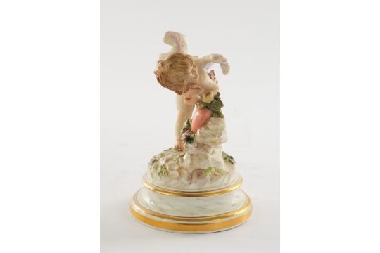 Porzellanfigur, "Amor, an ein Herz klopfend", Meissen, Schwertermarke, 1850-1924, 1. Wahl, Modellnu - Bild 2 aus 5