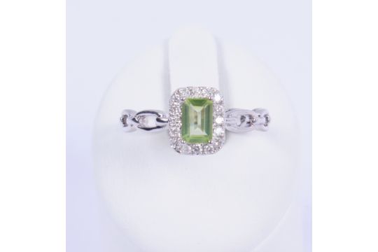 Ring, 18kt Weißgold, 1 Peridot ca. 0.40 ct., 16 Brillanten zus. ca. 0.16 ct., etwa w/si, ca. 2.8 g, - Bild 1 aus 3