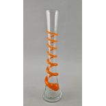 Stangen-Vase mit orangefarbenem Glasfaden umwickelt