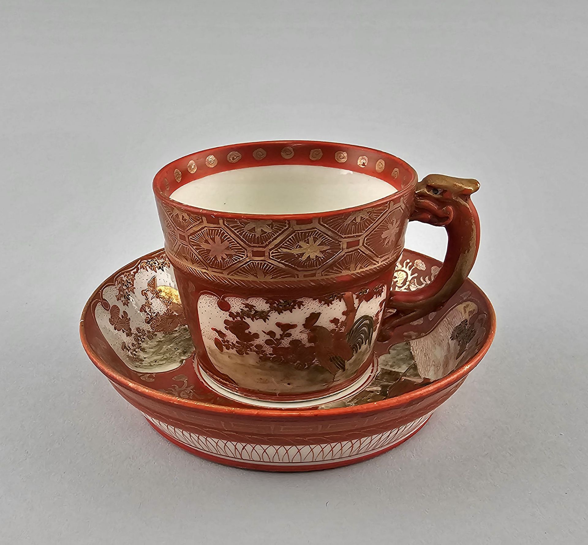 Chinesische Porzellan-Tasse mit Drachenhenkel
